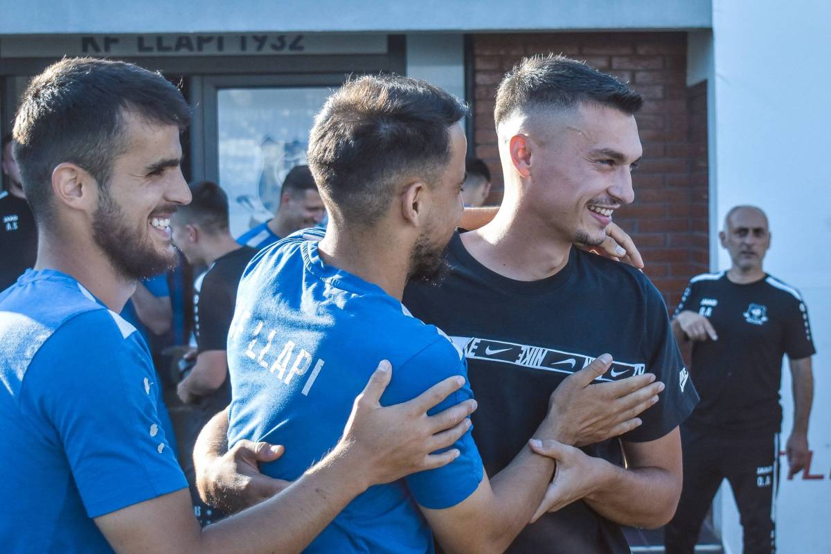 Muhamet Hyseni përshëndetet me ekipin para udhëtimit…